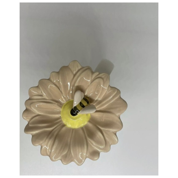 NEW Rae Dunn “OOPSY DAISY" With Daisy Flower Topper Mug 🐝 - Picture 7 of 8